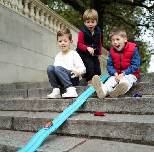 🚗 Circuits de voitures : bien plus qu’un jouet, un outil de développement pour les enfants dès 4 ans