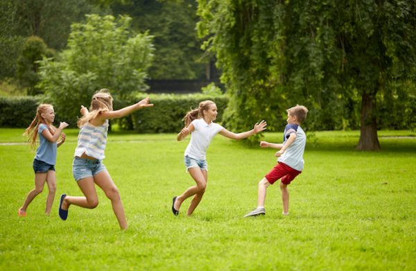 10 jeux d'extérieur pour développer la motricité des enfants de 3 à 8 ans
