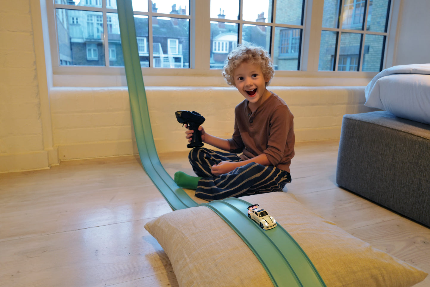 petite voiture télécommandée drift avec super circuit 