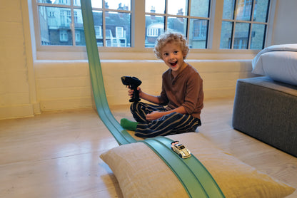 petite voiture télécommandée drift avec super circuit 
